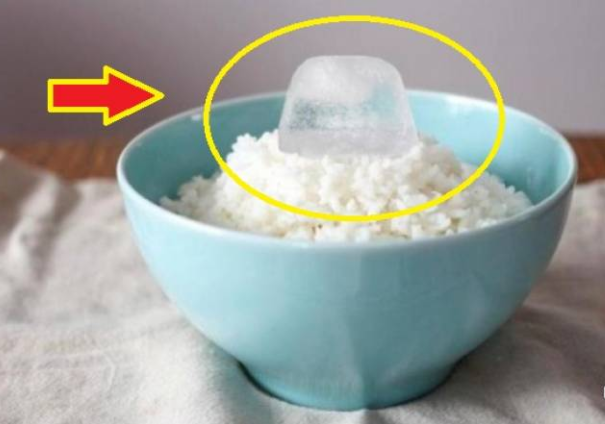 لهذا السبب.. ضع قطعة ثلج على الأرز قبل تسخينه والنتيجة مذهلة!