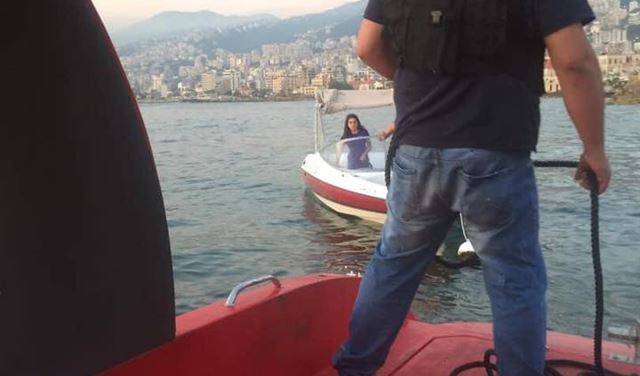 بالصور.. سحب زورق سياحي في جونية