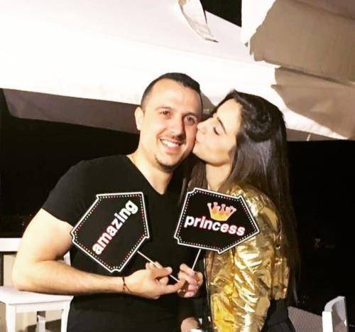 ايميه صياح تغازل زوجها بقبلة رومنسية