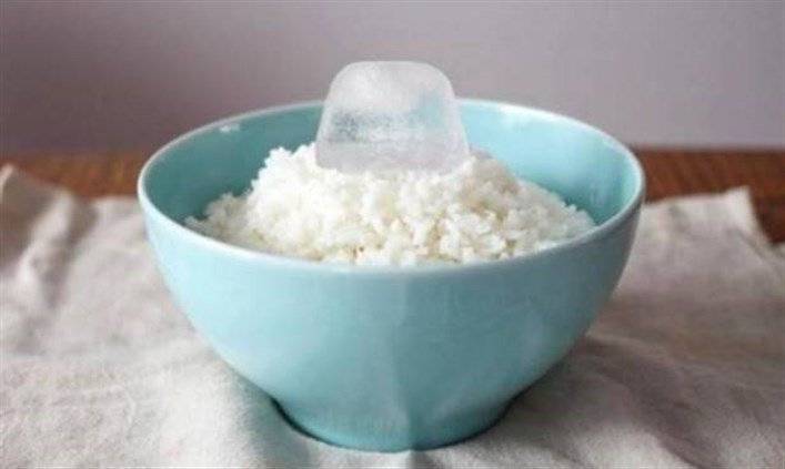 لماذا يجب وضع قطعة ثلج على الأرز قبل تسخينه؟ اليكم السبب