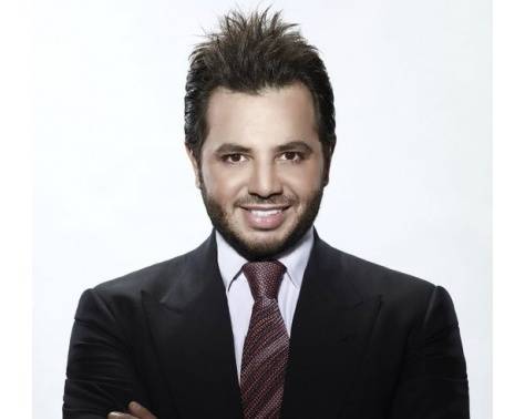 بالصورة - والدة نيشان في ظهورٍ نادرٍ لها.. ما قصة شد الذراع والسلالم؟