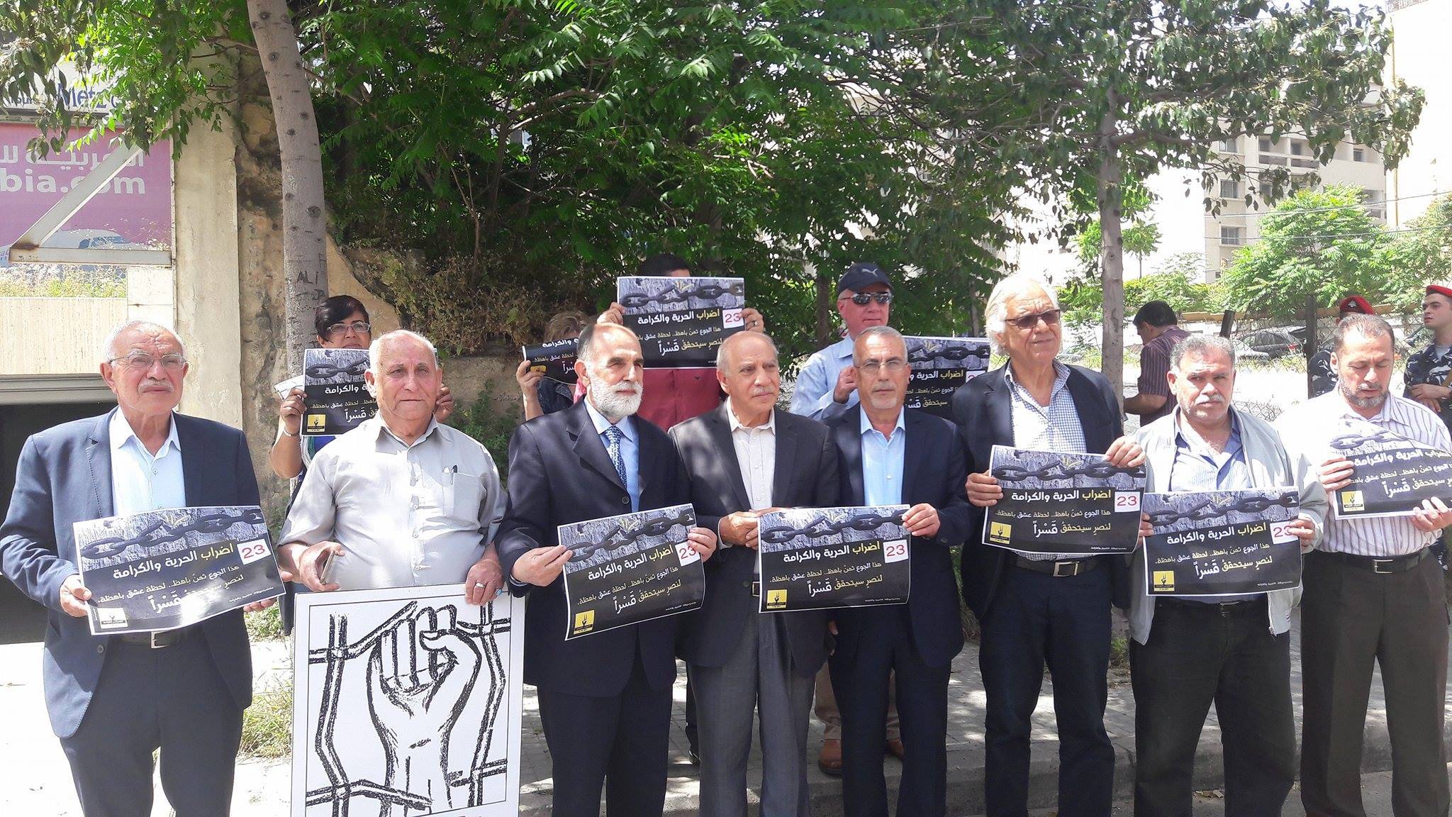 وقفة تضامنية لمركز الخيام أمام مقر البعثة الأوروبية ومذكرة بمطالب الأسرى الفلسطينيين