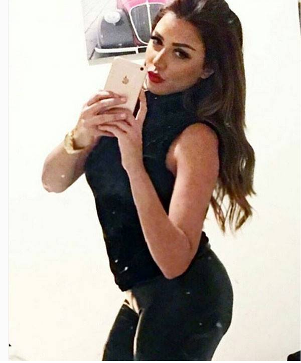 سارة سلامة ترتدي قميصاً فقط – بالصورة