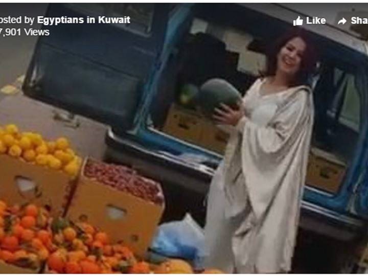حسناء كويتية تتسبب في أزمة مرورية خانقة بسبب البطيخ
