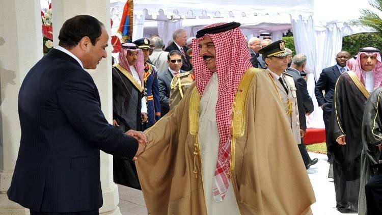 ملك البحرين يستقبل السيسي ويرحب بـ