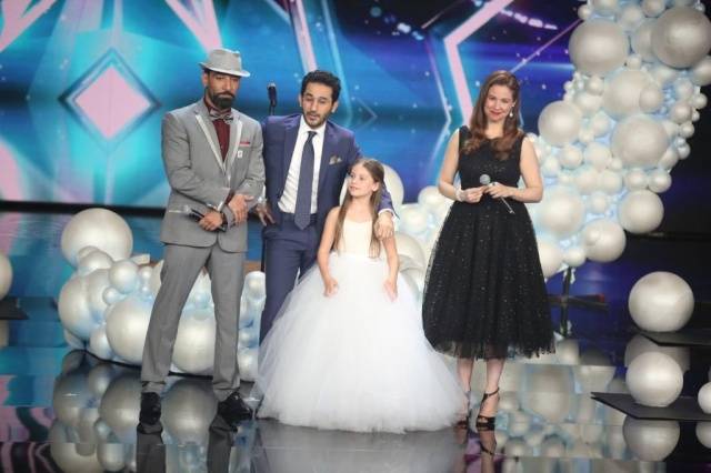 بالصور: أحمد حلمي يمشي على طاولة الحكام... والسبب!