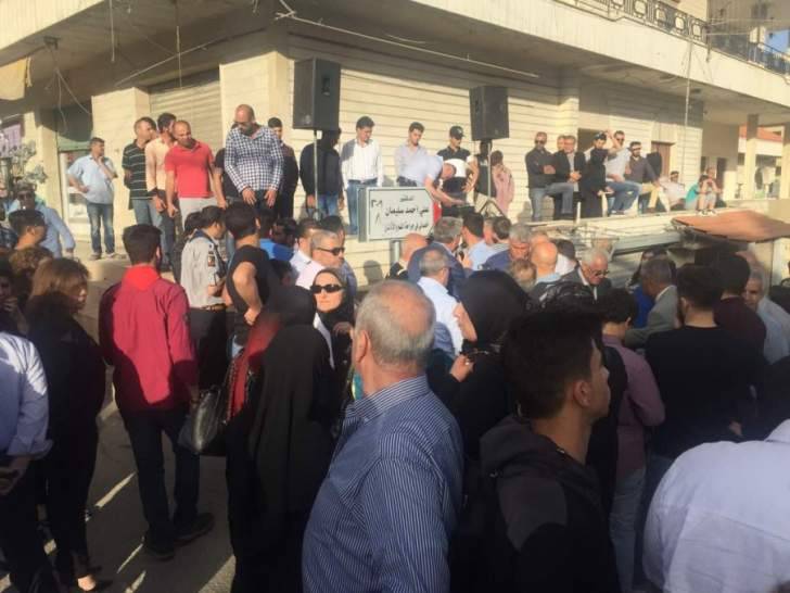 وقفة عند تقاطع الطريق الدولي في بدنايل احتجاجا على مقتل سارة سليمان