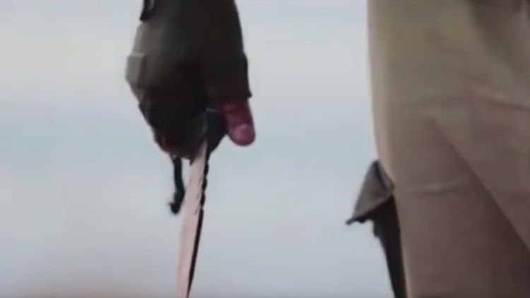 داعش ينشر فيديو لرجل تم قطع رأسه على أنه ضابط روسي