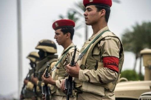 القوات المصرية تدمر سيارات تنقل أسلحة تسللت من ليبيا