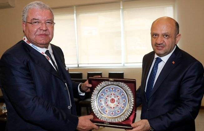 المشنوق يلتقي وزير الدفاع التركي
