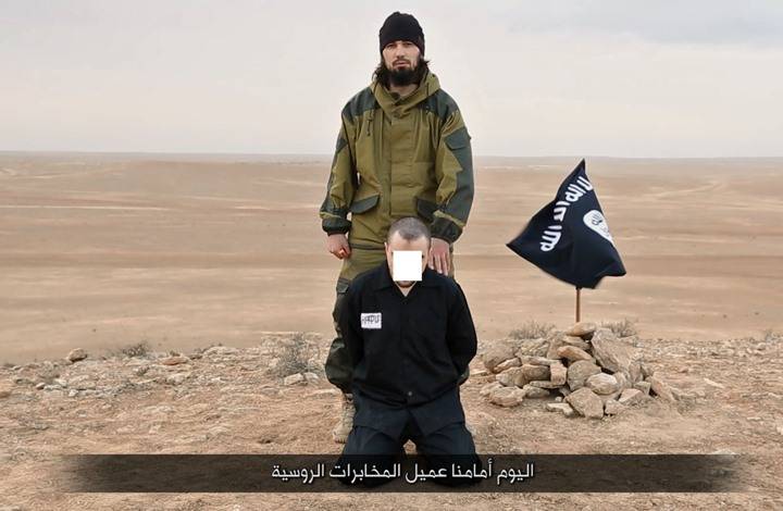 تنظيم الدولة ينحر أحد عناصره الروس.. نقيب بالمخابرات‎ (صور)