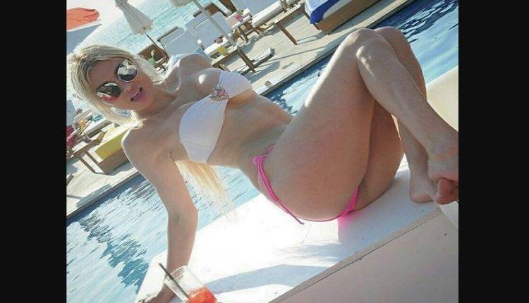 ميريام كلينك تصدم متابعيها بصورة عارية لصدرها !