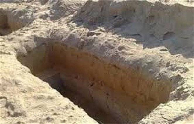 نبش قبر زوجته وأعاد جثتها إلى منزله... وما يفعله بها منذ 13 عاماً صادم!