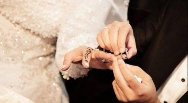 عشريني يتزوج بستينية ويعيشان قصة حب مثيرة!