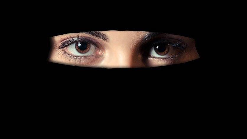 فيديو لأميركيّة تهين امرأة مسلمة في متجر يجتاح الانترنت!!