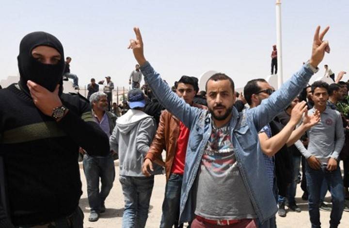 بالفيديو.. "بوعزيزي جديد" يشعل النار بنفسه ويفجر الغضب بتونس