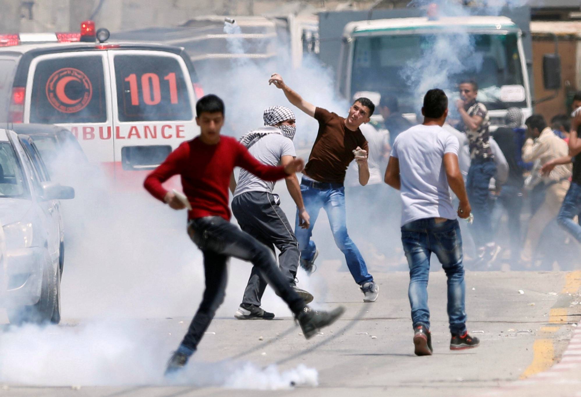 اشتباكات في رام الله بين جيش الاحتلال ومحتجين فلسطينيين متضامنين مع الأسرى