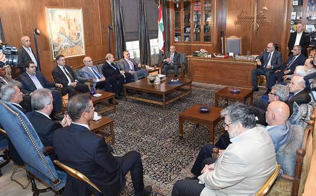 قدّم ماء وملحاً للنوّاب تضامناً مع الأسرى
برّي يتجه لإرجاء التمديد تمهيداً للتوافق:
القانون الطائفي أسوأ من «الستّين»