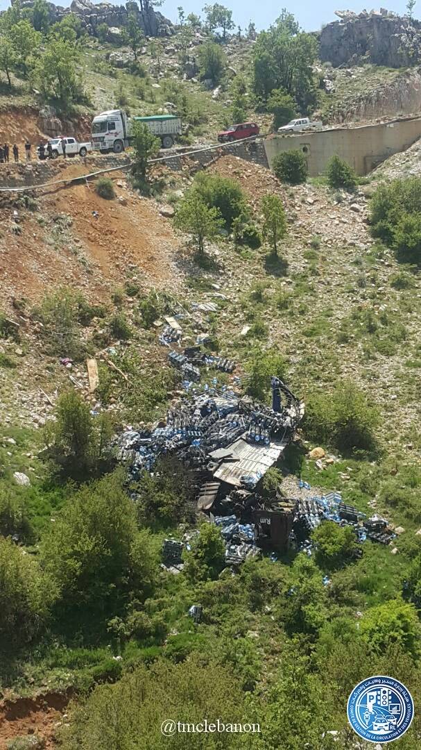 التحكم المروري: جريح نتيجة تدهور شاحنة واحتراقها على طريق ترشيش زحلة