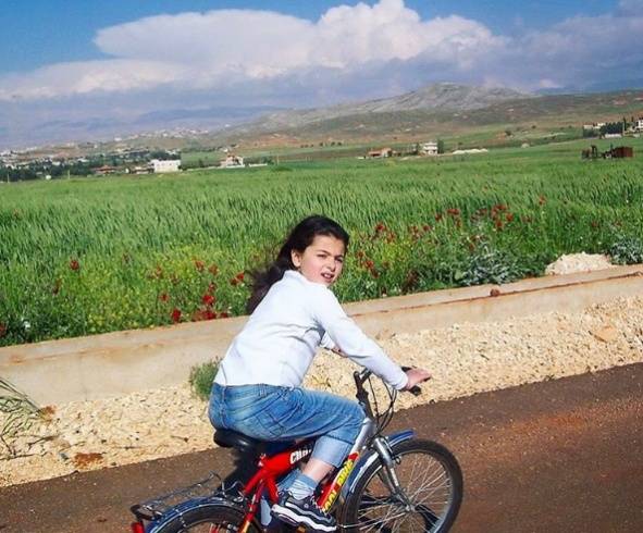 بالصورة - هذه الطفلة العفوية أصبحت فنانة عربية جميلة.. خمنوا من هي!!