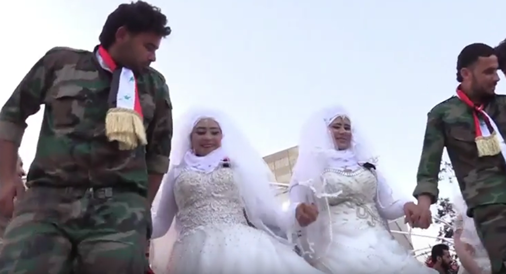 بالفيديو...زفاف فصيل عسكري سوري كامل في مدينة حلب