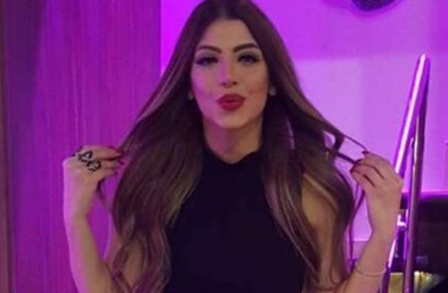 موقف غريب: مذيعة تتعرض لحادث بسيارتها خلال دفاعها عن قدرة المرأة بالقيادة!