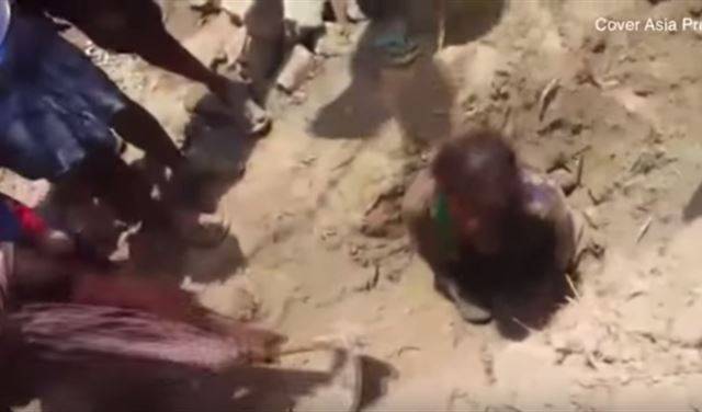 فتاة تعود من القبر إلى الحياة بعد ساعتين من دفنها