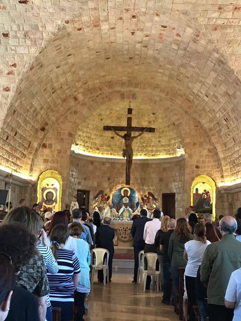 طوافة من الجيش تنزل تمثال عذراء فاطيما في دير القديسة فيرونيكا في بلدة القصيبة (صوت لبنان)