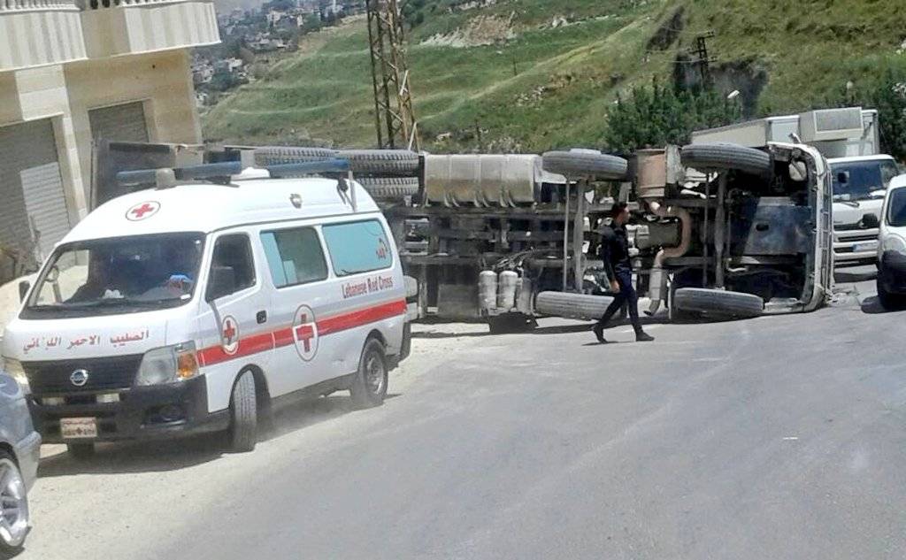 تدهور شاحنة في بلدة كفور وإصابة سائقها بجروح
