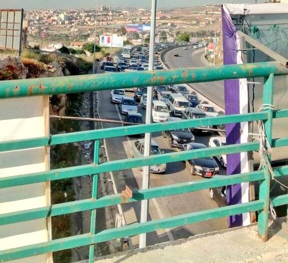 زحمة سير ممتدة لأكثر من كيلومترين قبل حاجز الاولي مدخل صيدا