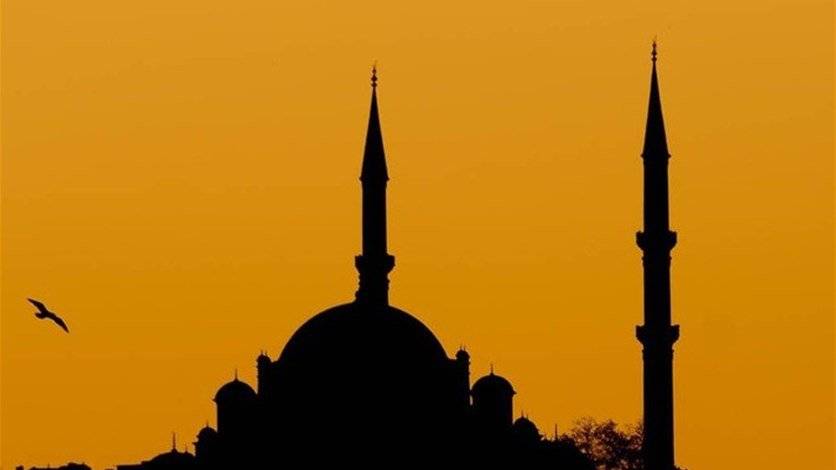 فنانة عربيّة تبني مسجداً بإسم معجب.. قصته تفطر القلوب