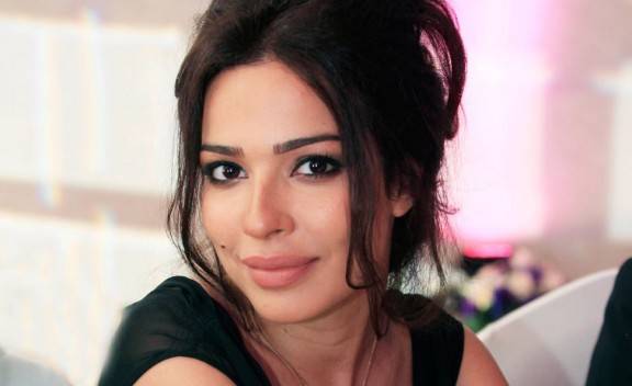 بالصورة.. نادين نجيم بفستان سيلين ديون