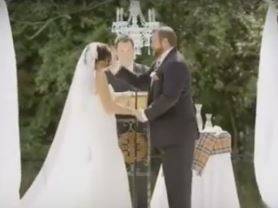 بالفيديو.. عريسٌ يصفع عروسه في حفل الزفاف أمام الجميع!