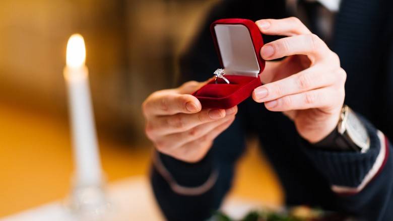 ماذا تفعلين إذا فاجأكِ عريسك بخاتم لا يعجبك؟!
