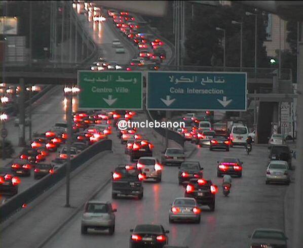 التحكم المروري يطلب من السائقين توخي الحذر وتخفيف السرعة على جسر الكولا باتجاه المدينة الرياضية بسبب تسرب مادة المازوت والعمل جار للمعالجة