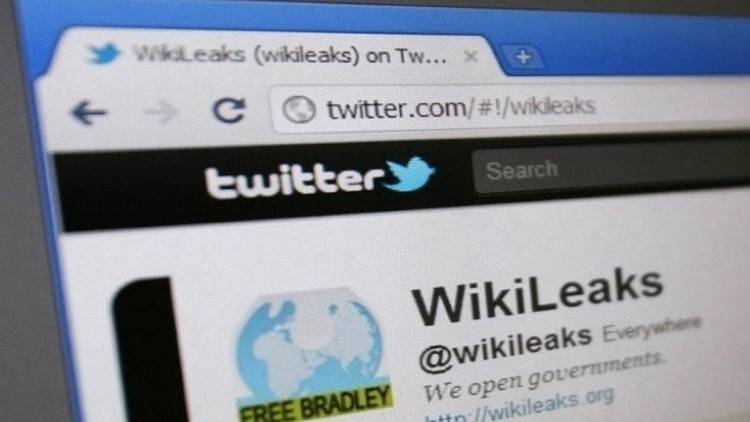 بعد شبح الفضيحة.. ويكيليكس يعرض 100 ألف دولار مقابل تسجيل لحديث ترامب وكومي