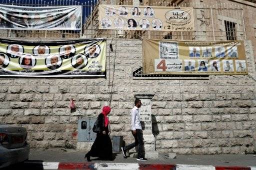 الفلسطينيون يبدأون التصويت في انتخابات بلدية تقتصر على الضفة الغربية