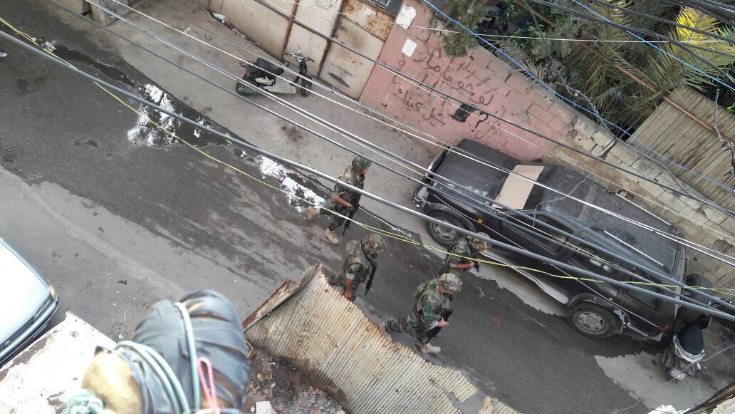 بالصور.. الجيش يداهم في منطقة صبرا - حي عرسال ويعتقل مطلوبين ويصادر اسلحة من بعض المنازل