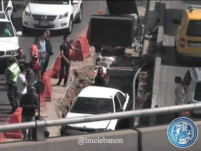 تصادم بين شاحنة وسيارة وسقوط الاخيرة في حفرة