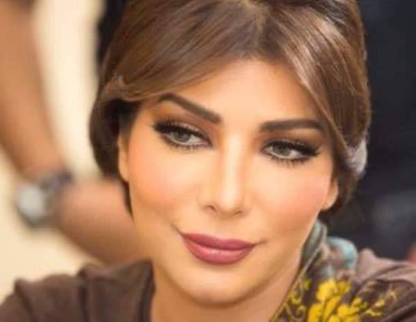أصالة تتغزّل بمنى زكي علناً!