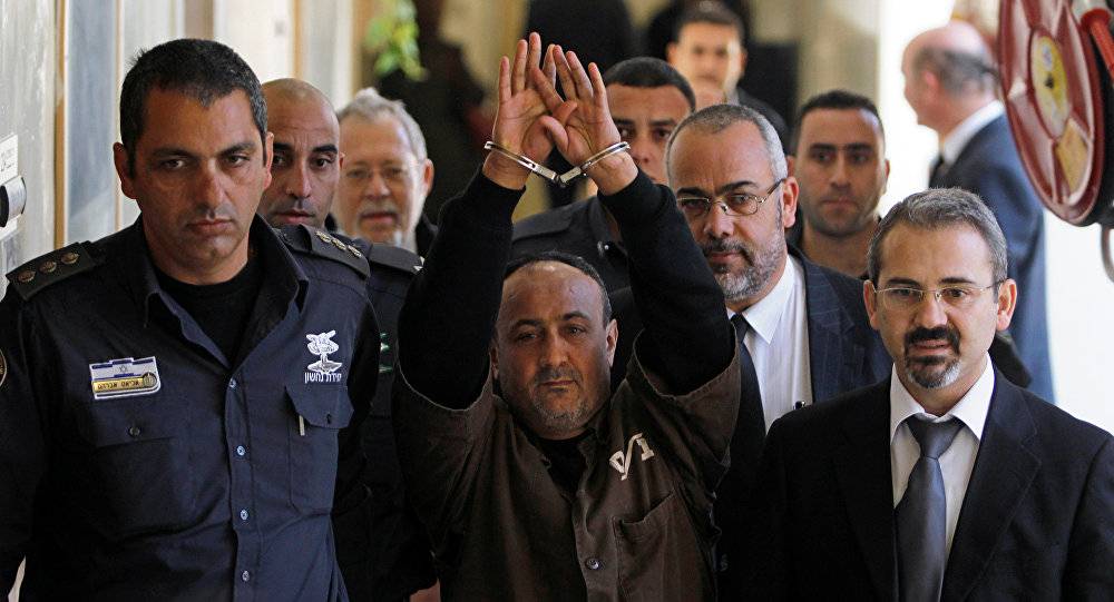 مروان البرغوثي يتوقف عن شرب الماء