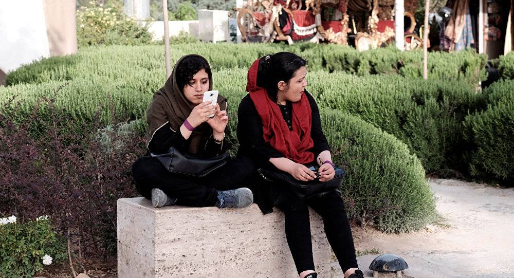 البلطجة الإلكترونية قد تدفع المراهقين إلى الانتحار