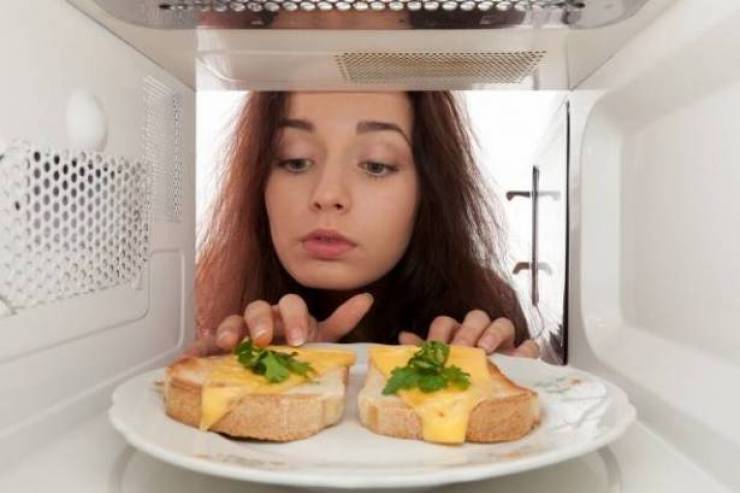 تشكون من هذه الأمراض ولا تعرفون أن سببها المايكروويف!