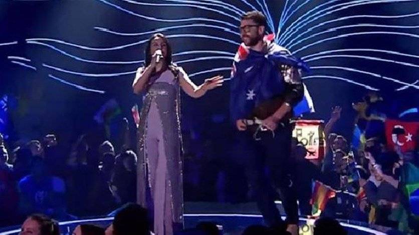 بالفيديو: احرج النجمة مباشرة على المسرح بتصرف إباحي!