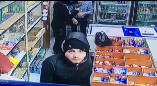 بالصورة.. توقيف أحد المشاركين بعملية سطو في الميناء