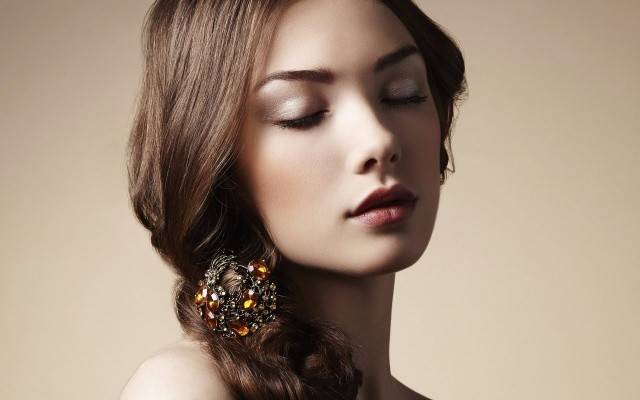 عمياء تميّز الألوان ولا تصطدم بالحواجز.. فتاة أذهلت الأطباء