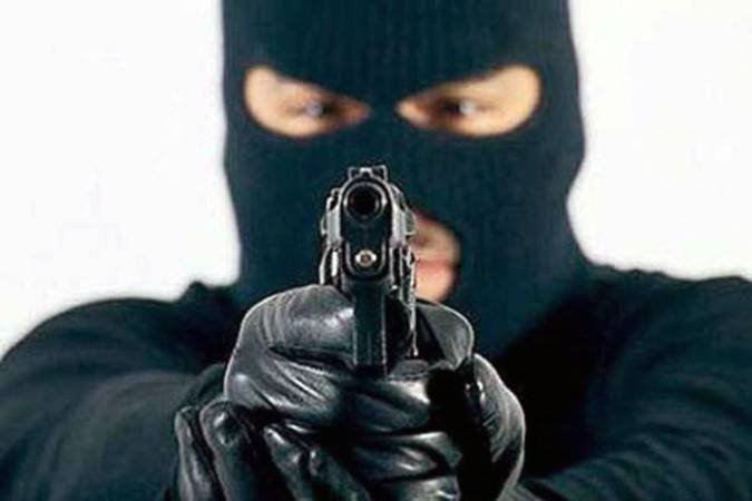 اطلقا النار على كاميرات المراقبة وسرقا متجر مشروبات روحية في الميناء