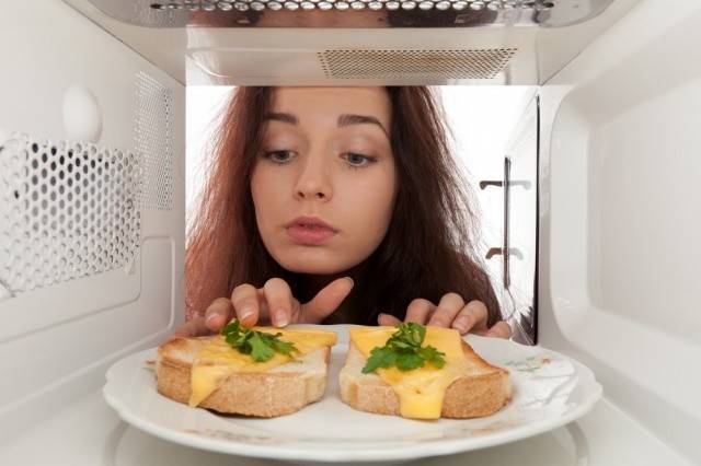 تشكون من هذه الأمراض ولا تعرفون أن سببها المايكروويف!