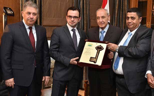بري تسلم من وفد فلسطيني مفتاح القدس