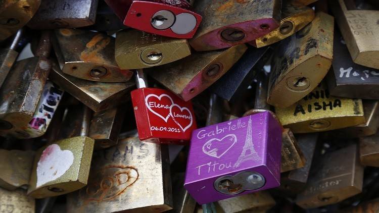 "أقفال العشاق" تدر على اللاجئين في فرنسا ملايين الدولارات
